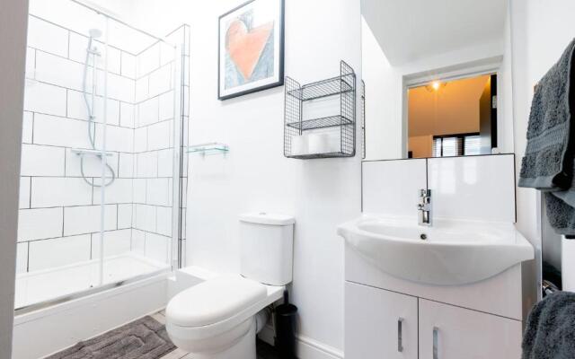 Large Modern 2 Bedroom Queen Street Apartment