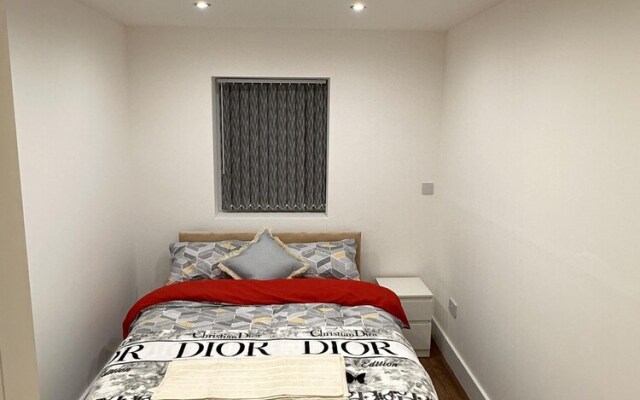 6-bed 3-bath Home - Sleeps 14 & Free Parking