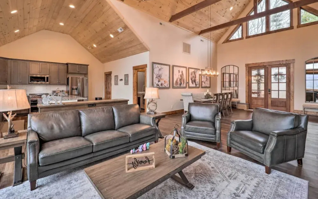 Mountainside Retreat w/ Fire Pit in Banner Elk