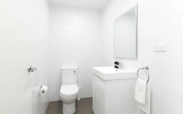 Penthouse near Airport & CBD