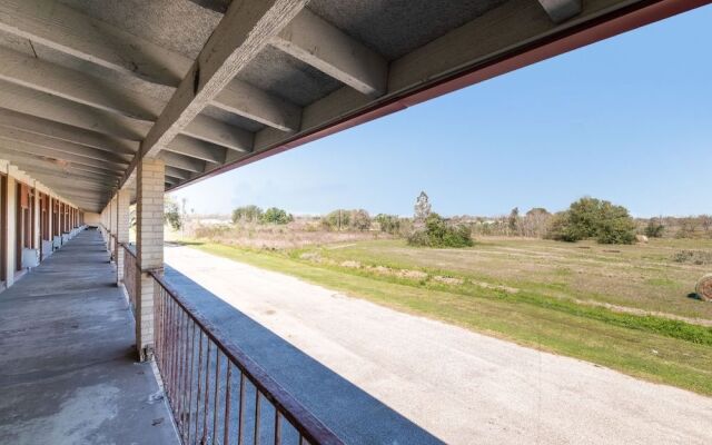 Hotel O Bay City, TX-35