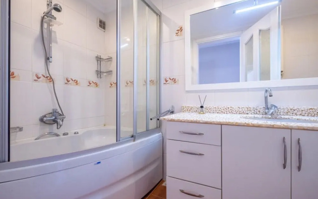 Chic Flat With Balcony Near Moda Shore