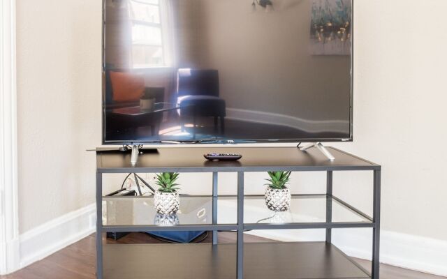 1 BR with Parking next to Bay and Shopping by Frontdesk