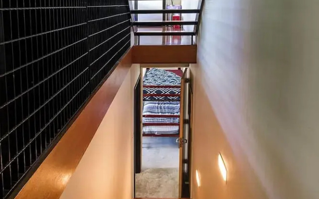 Melbourne CBD-private rooms guests Hse.