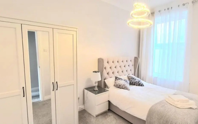 Spacious 3 bedroom flat near the sea