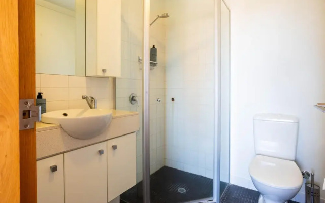 Lovely 2BR Apartment in West Perth With Parking!