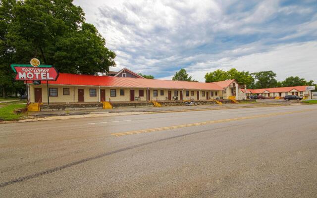 Sunflower Motel Hiawatha By OYO