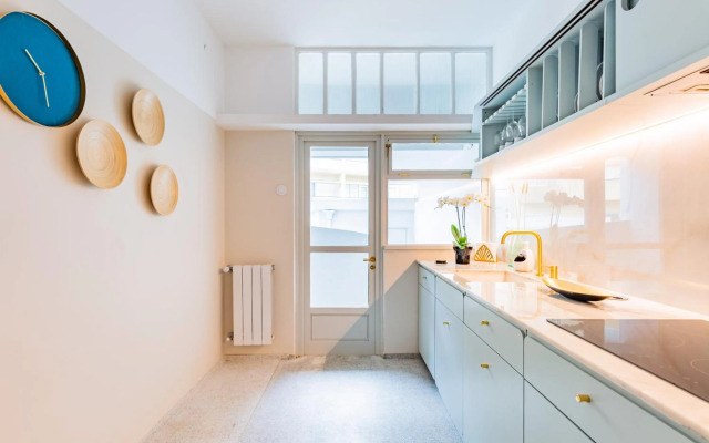 UNIQUE Modernist Duplex apartment & PARKING