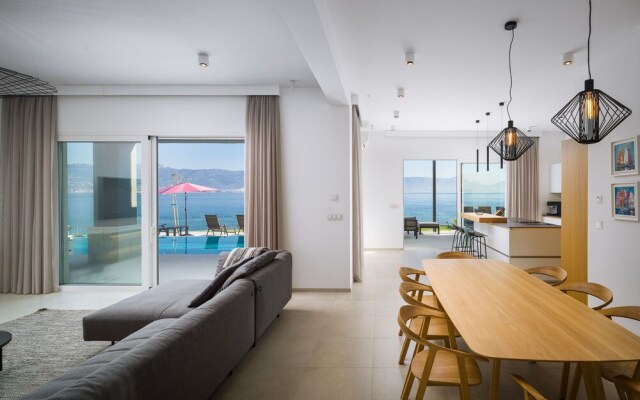 Beachfront Villa Grey Martini with Pool