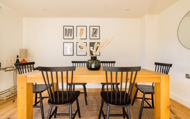 The Crystal Quarters - Modern Bright 2bdr Apartment
