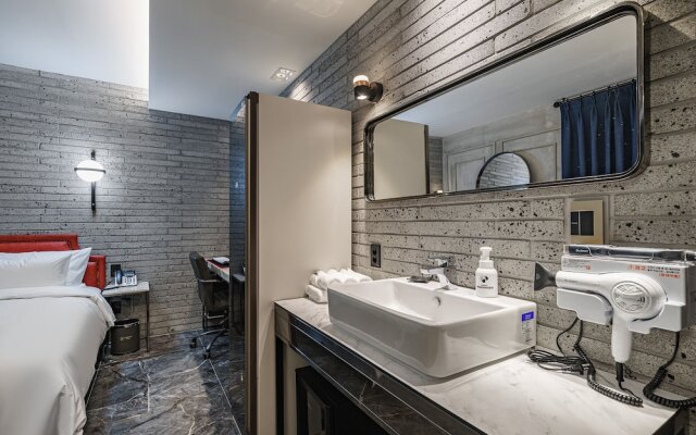 Brown-Dot Hotel Geomdan