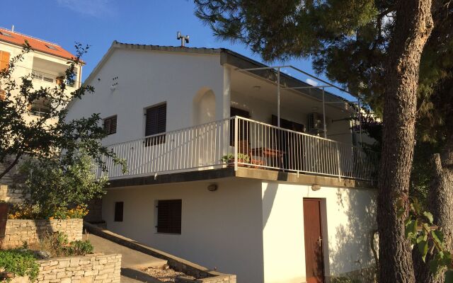 Holiday house Vanesa - 50m from the sea: Stomorska, Island Solta