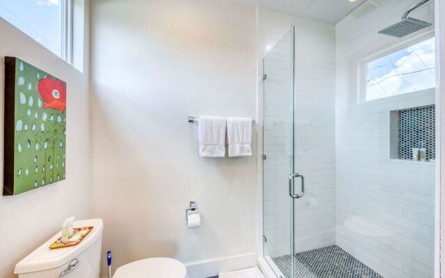 2 Homes in 1! Centrally Located Near Soco