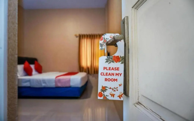 OYO 111 Grand Palace Resident