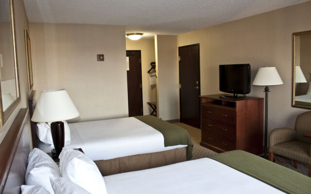 Holiday Inn Express & Suites Garden City