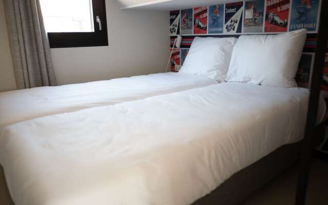 Trendy Lodge With Dishwasher Near the Sea