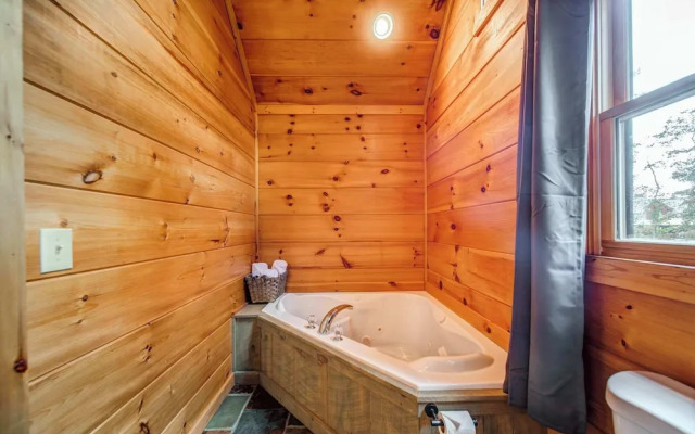 Gorgeous & Secluded 3 BDR Cabin in Mineral Bluff!