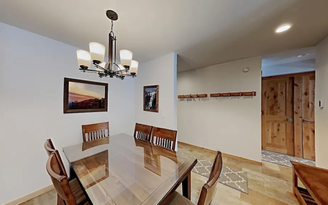 One Bedrooms At Snowbird Condos Slopeside - Free Wifi & Assigned Parking!