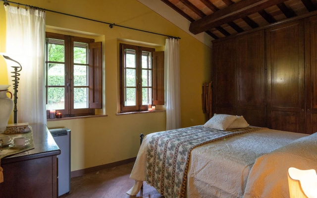 Spacious Villa at Lombriciano with Swimming Pool