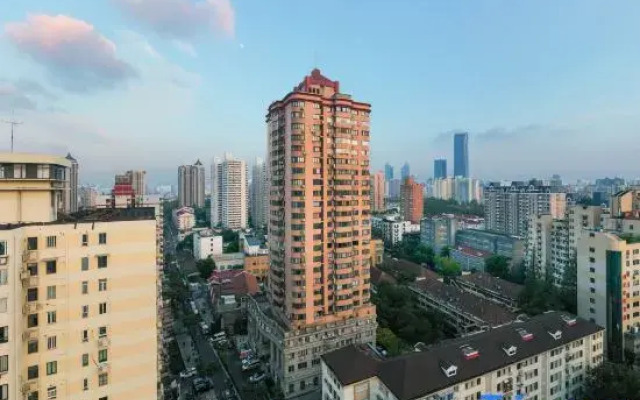 Yiju Hotel (Shanghai Jiao Tong University, Yan'an West Road Metro Station Branch)