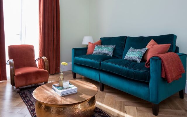 5BR Family Home in Leafy SW London