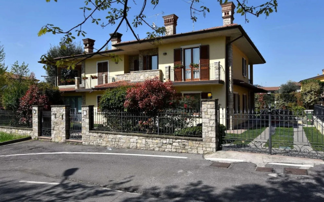 Luxurious Villa in Lombardy with Garden & Hot Tub