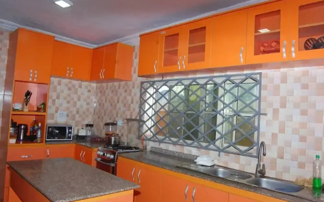 6 Bedroom Serviced Apartments In House in Benin
