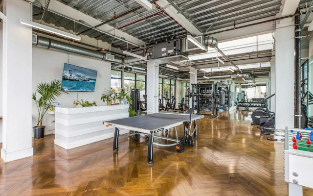 Stylish 2br/2ba At HWH by Oneluxstay