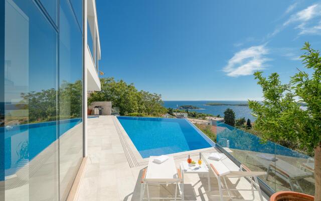 Anabel in Hvar with 4 bedrooms and 4 bathrooms