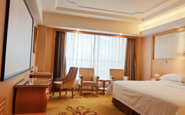 Vienna Hotel Shenzhen Longgang Xiashuijing Subway Station Branch – Guest Rooms – Shenzhen