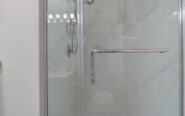 Serenity On Sutton 2 Bedroom Townhouse by RedAwning