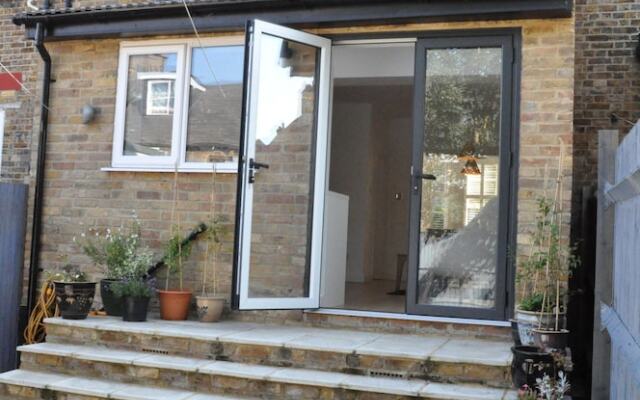 Fantastic 2 Bedroom 2 Storey House In Tooting