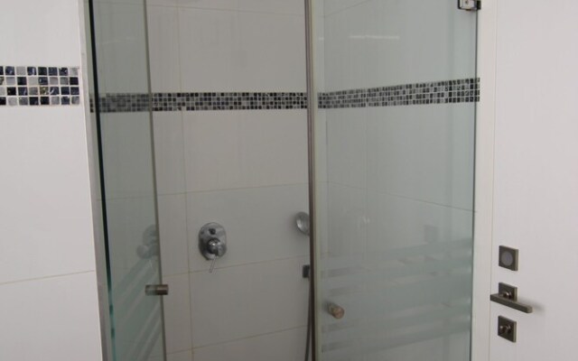 The Seasons King David apartment