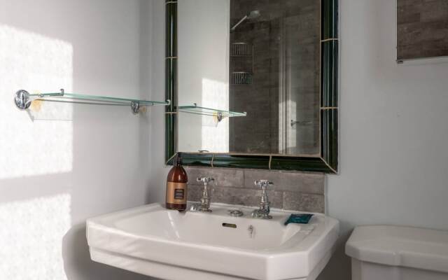 Cosy and Beautiful 2BR Flat Near Battersea Fits 4