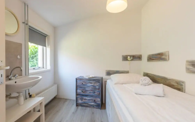 Cozy Holiday Home 3 Minutes From the Beach!