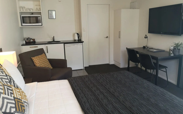 Airport Palms Motel