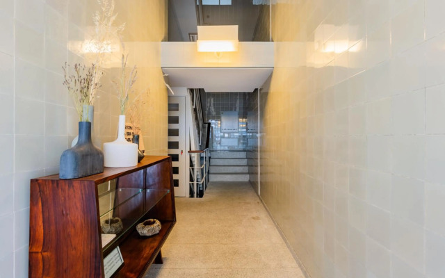 UNIQUE Modernist Duplex apartment & PARKING