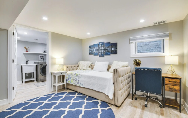Stylish Chicago Retreat: Walk to Loyola University