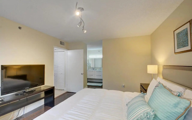 Renovated 2/2 Unit at Yacht Club/Aventura