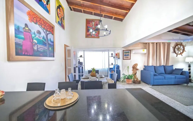 Colonial 2BR Apartment 2mins Walk to Beach!