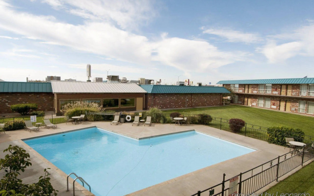 Rodeway Inn McPherson East