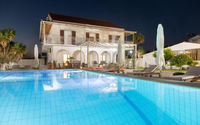 Villa Paradiso: Near beach, superb pool and garden