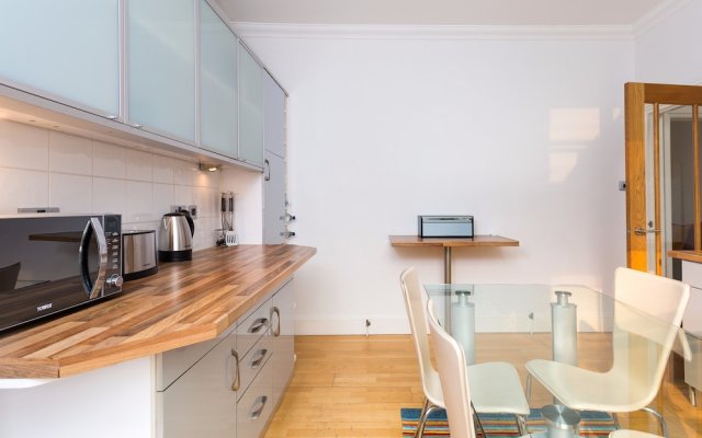 A Bright &Spacious 2 Bed Apt in West Kensington