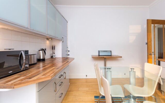 A Bright &Spacious 2 Bed Apt in West Kensington