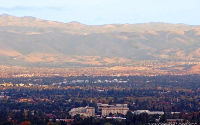 Juniper Hotel Cupertino, Curio Collection by Hilton