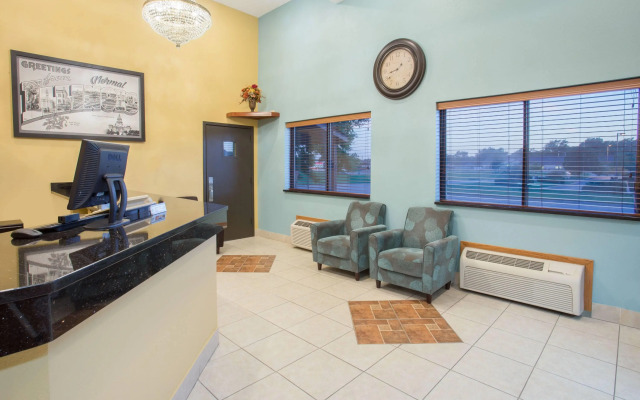 Super 8 by Wyndham Normal Bloomington