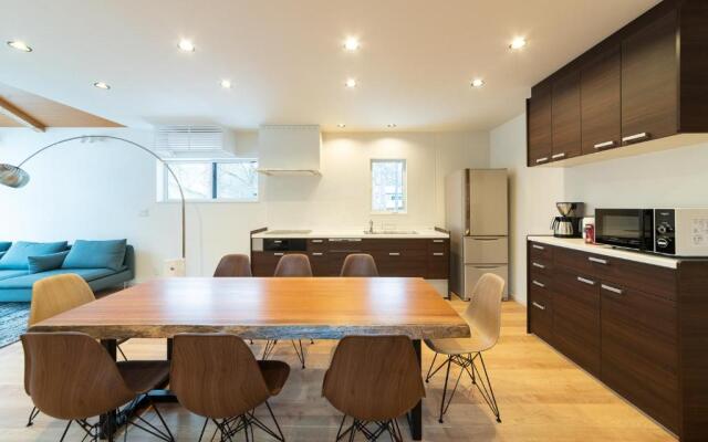 Black Crane Chalet by Hakuba White Fox Company