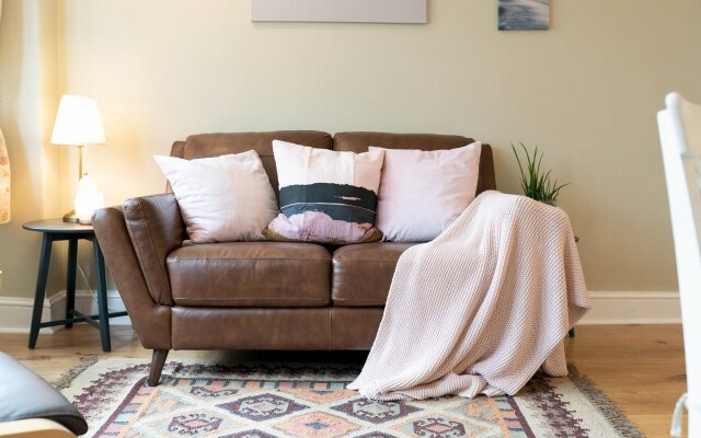 The Loft | 2BR Duplex | 82 Cathedral Cardiff + Parking