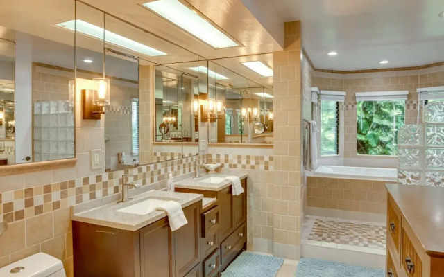 Hilo Home w/ Private Deck + Stunning Ocean Views!