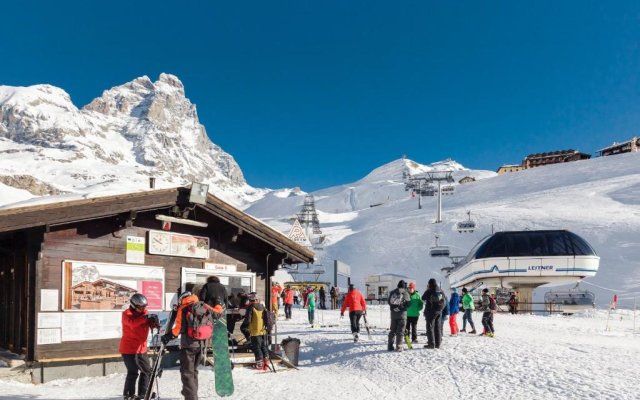 HelloChalet Maison Zerodix Ski In ski Out in front of Plan Maison cablecar